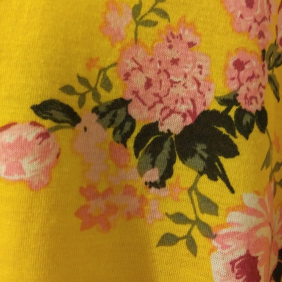 💥SALE💥2 FOR $16 NWT PLUS SIZE Yellow Floral Top - Picture 4 of 6